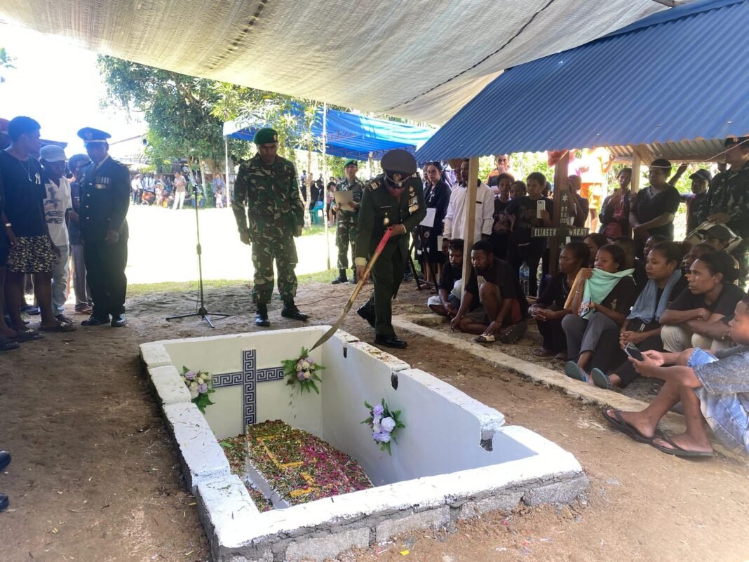WUJUD PENGHORMATAN, KODIM 1705/NABIRE LAKSNAKAN UPACARA PERSEMAYAMAN DAN PEMAKAMAN JENAZAH SERKA PURN YUSTUS WARAY