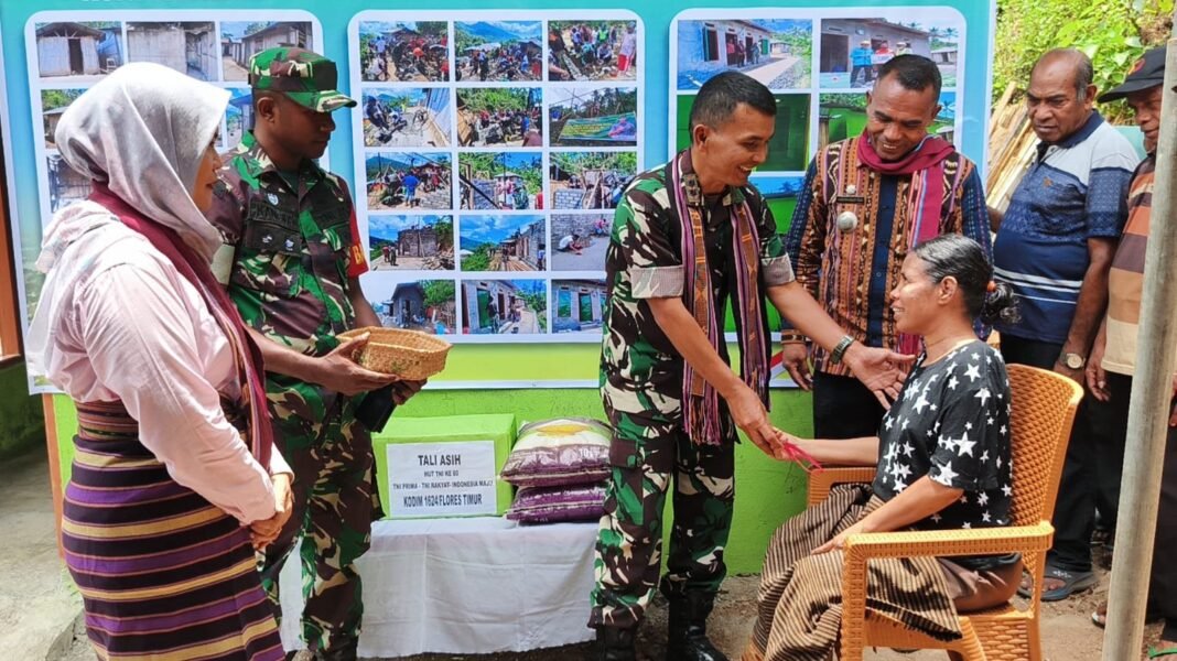Dandim 1624/Flotim Serahkan Satu Unit Rumah Layak Huni kepada Warga Disabilitas di Desa Gelong