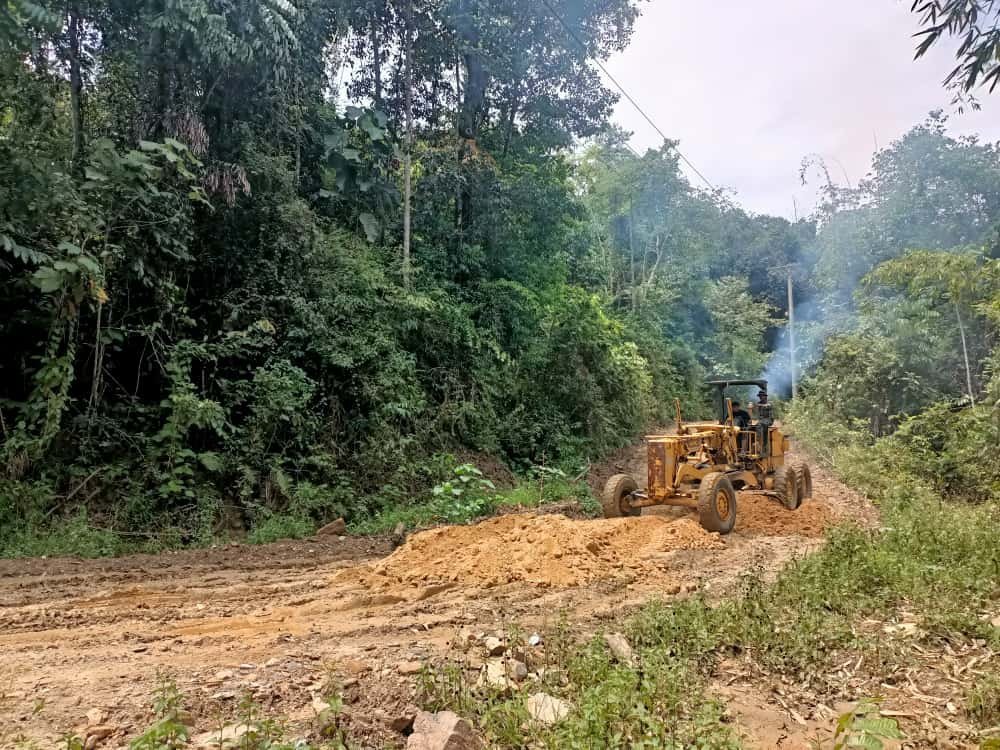 Satgas TMMD 126 Gunakan Alat Greder untuk Meratakan Tanah di Desa Tonggauna