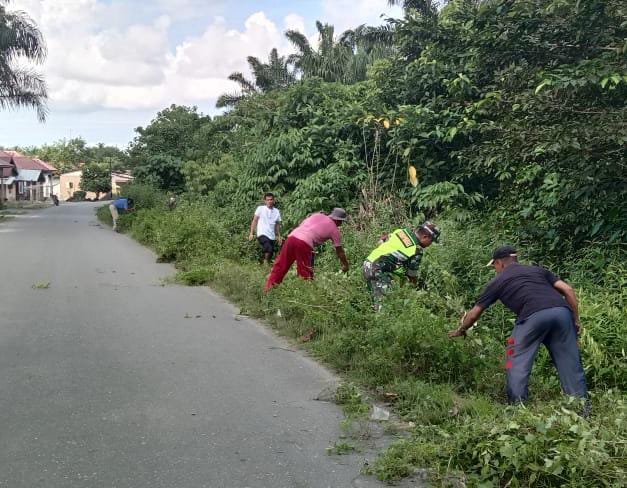 Gotong Royong Pembersihan Jalan, Babinsa dan Warga Wujudkan Lingkungan Bersih