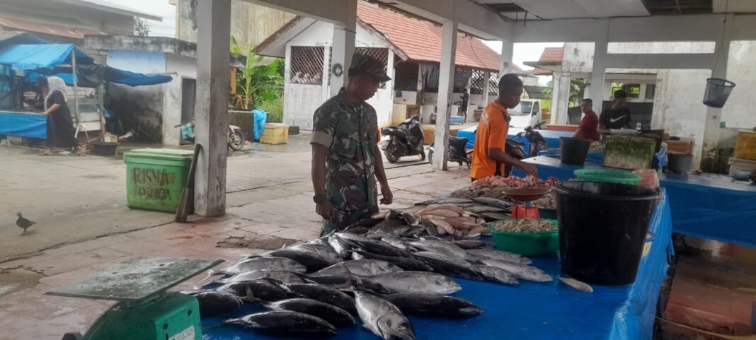 Babinsa Teunom Cek Stabilitas Harga Sembako di Pasar Tradisional