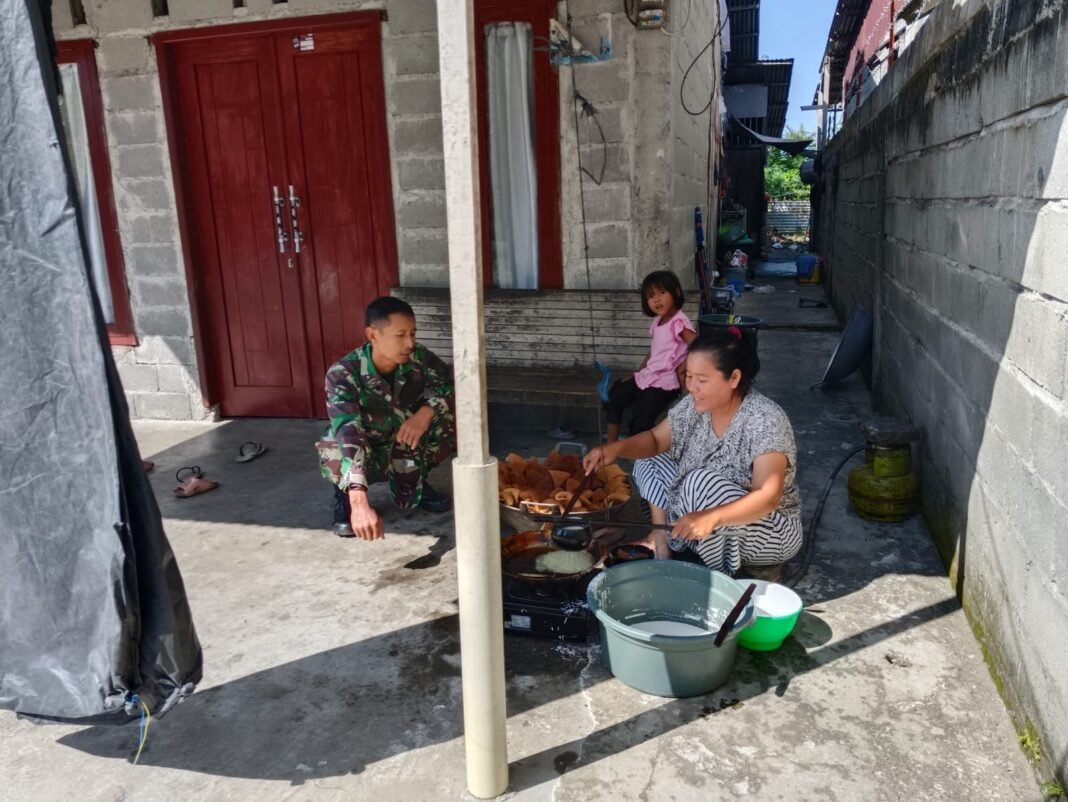 Genjot UMKM di Wilayah Binaan, Babinsa Koramil 04/Meureubo Suntikan Nutrisi Motivasi kepada Pembuat Kue Karah