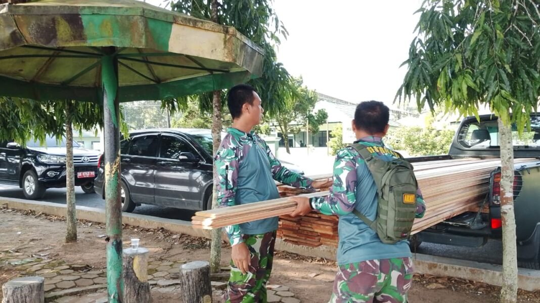 Kapten Mahyuni Awasi Distribusi Kayu Tumpah Ruas untuk Percepatan Pembangunan TMMD