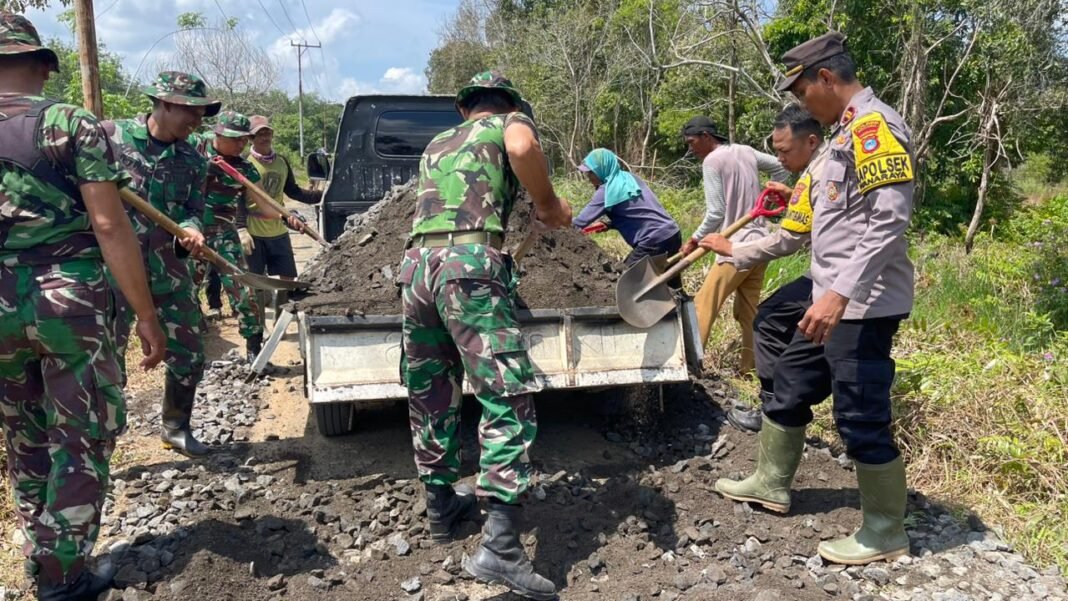 Kodim 1005/Barito Kuala Dorong Pembangunan Jalan Desa Lewat Distribusi Basecross