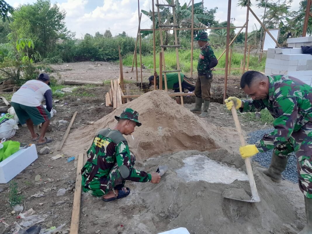 Kodim 1005/Barito Kuala Gerakkan Gotong Royong Bangun Pos Kamling
