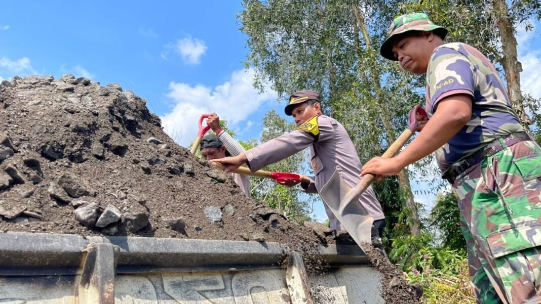 TNI dan Warga Bergandengan Tangan Bangun Jalan Desa