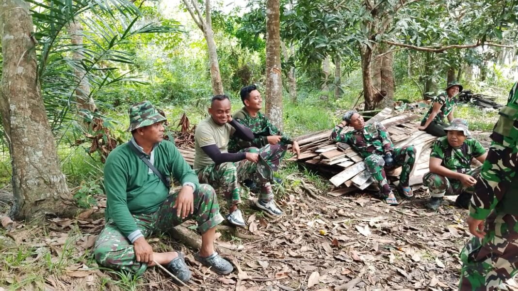Dari Pekerjaan ke Senyum: Kisah Kekompakan Satgas TMMD di Desa Tumih