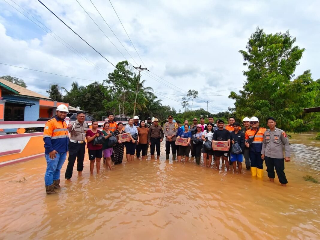 Babinsa Koramil 1203-07/Marau Dampingi Penyaluran Bantuan untuk Warga Terdampak Banjir