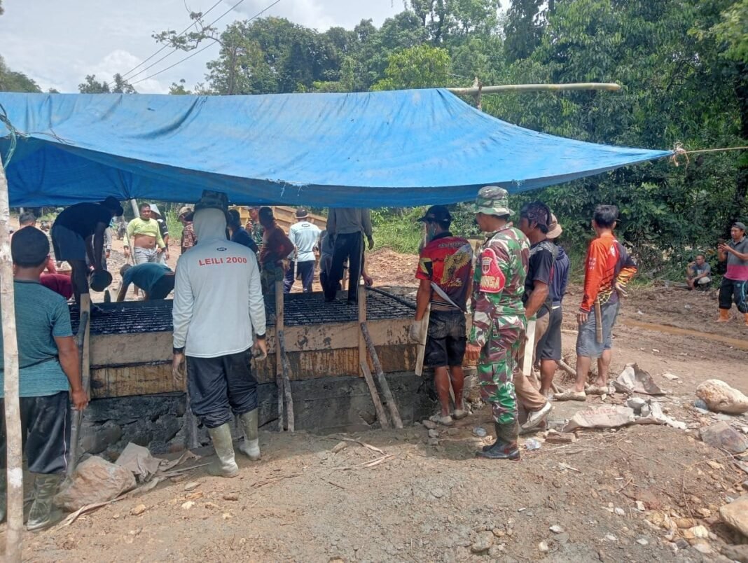 Gotong Royong Jadi Kunci, TMMD 126 dan Warga Tuntaskan Pengecoran Deker ke-6 di Desa Alaha