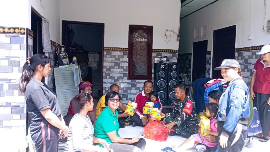 Dukung Percepatan Atasi Stunting, Babinsa Semarapura Kauh Turun Langsung Bantu Salurkan PMT