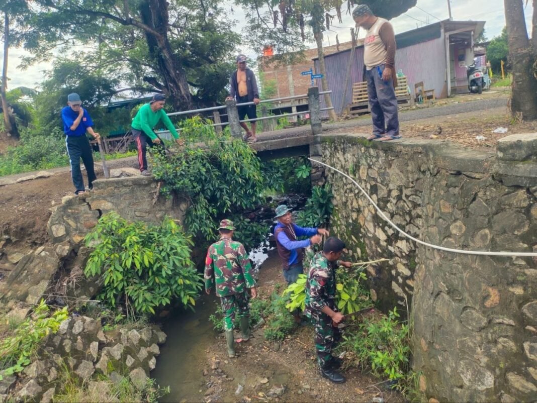 Koramil 1420-01/Panca Lautang Pimpin Karya Bakti Bersihkan Parit Utama Sidrap-Soppeng