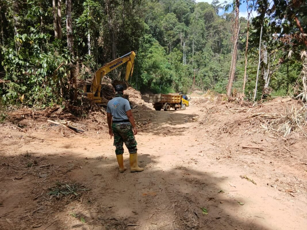 Pantang Menyerah, Anggota TMMD 126 Tetap Semangat Lanjutkan Penimbunan Jalan di Desa Tanggauna