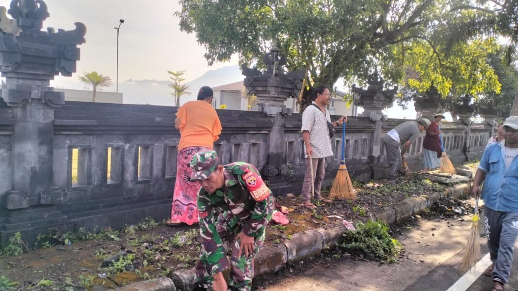 TNI Bersama Forkopimcam dan Masyarakat Kedisan Laksanakan Kegiatan Pembersihan Saluran Air dan Danau Batur Demi Kelestarian Lingkungan