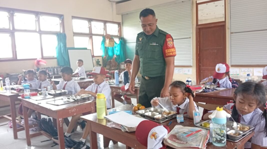 Wujud Kepedulian TNI, Babinsa Desa Tembuku Kawal Penyaluran Makan Bergizi Gratis di Sekolah