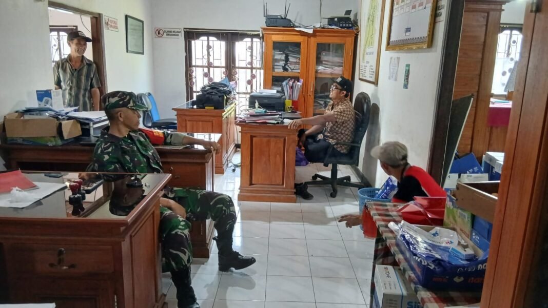 Babinsa Desa Abuan Laksanakan Komsos Bahas Peningkatan Kapasitas Petani