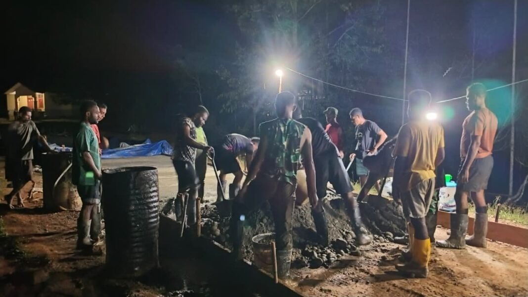 Semangat Gotong Royong di Malam Hari, Cerminan Kemanunggalan TNI dan Rakyat di TMMD ke-126 Boven Digoel
