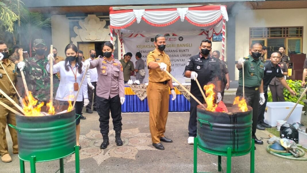 Tingkatkan Edukasi Hukum bagi Pelajar, Pasi Intel Kodim 1626/Bangli Hadiri Pemusnahan Barang Bukti di SMK N 3 Bangli