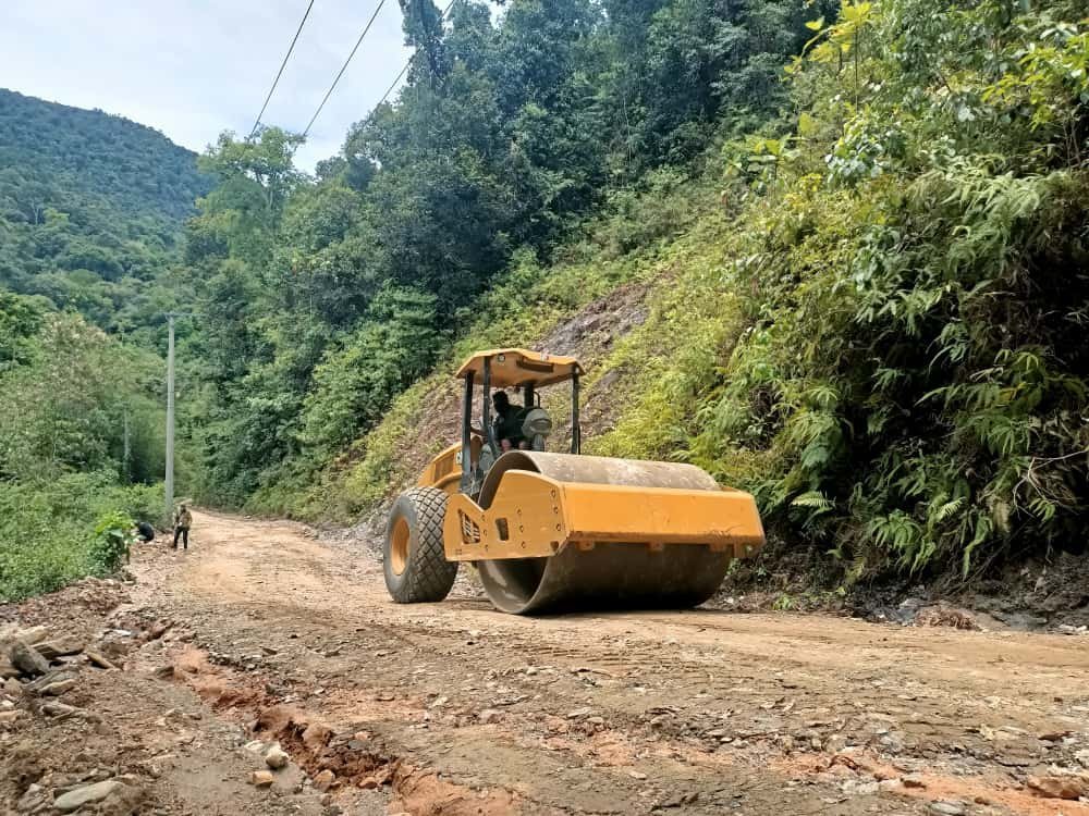 Satgas TMMD 126 Lakukan Pemadatan Jalan dengan Bomag di Desa Tonggauna Demi Hasil Maksimal