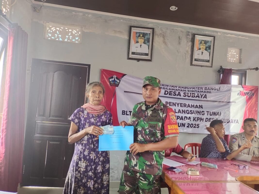 Babinsa Subaya Aktif Dampingi Pembagian BLT-DD, Wujudkan Kepedulian TNI Terhadap Kesejahteraan Warga