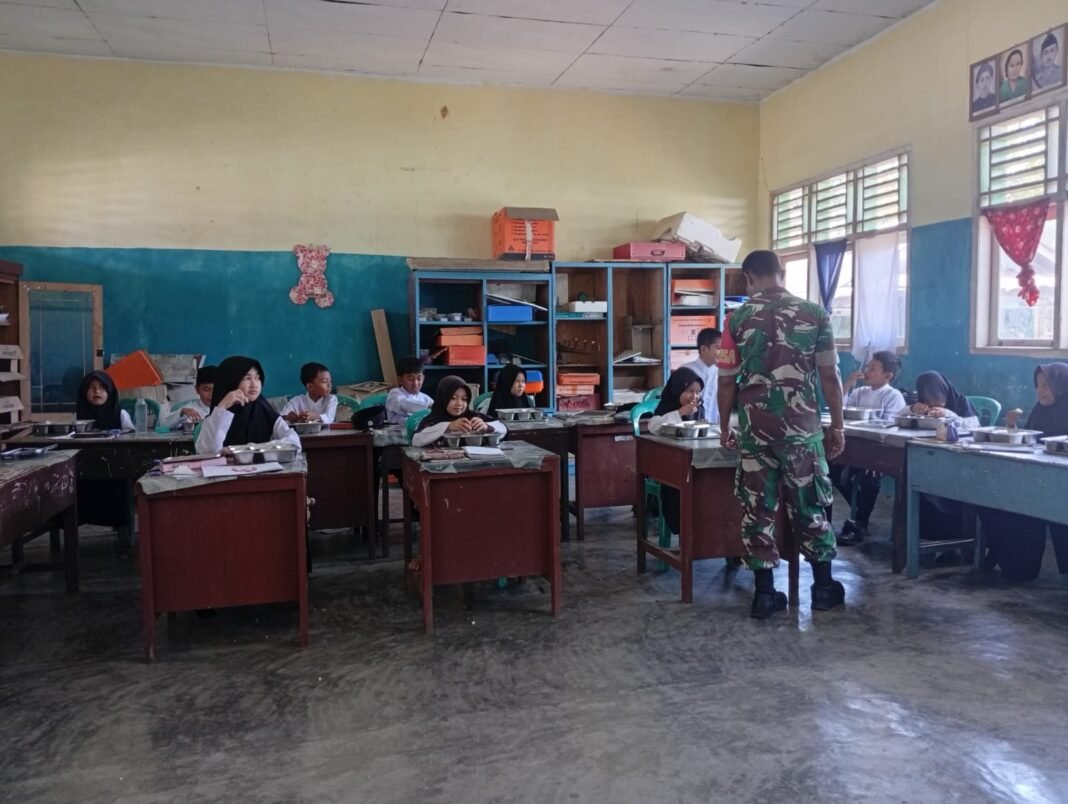 Personel Kodim 0428/Mukomuko, Melaksanakan Pemantauan Serta Dampingi Bagikan MBG di Sekolah