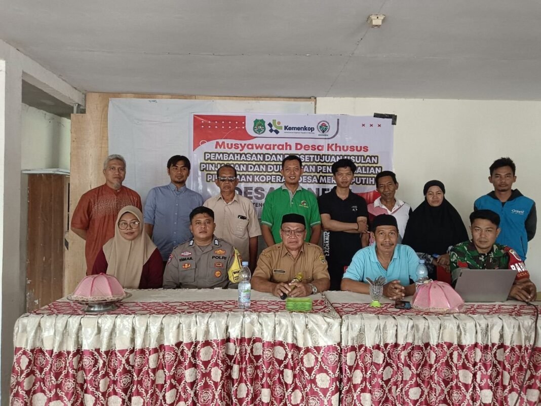 Dukung Perekonomian Lokal, Babinsa Tanete Koramil 1420-03/Maritengngae Hadiri Musdes Pembahasan Pinjaman Koperasi Merah Putih Sidrap