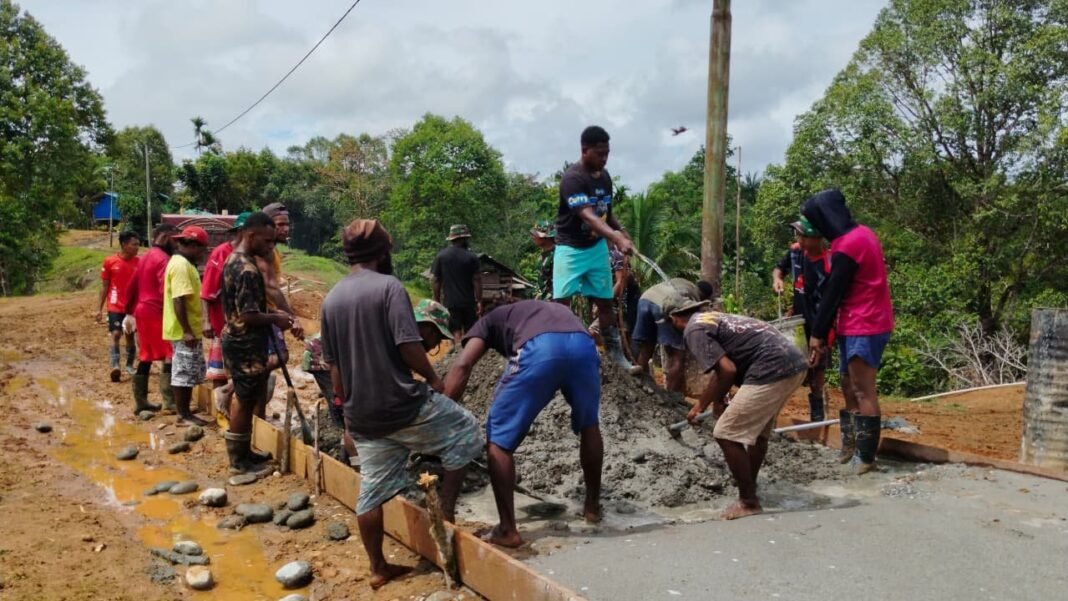 Panas Menyengat Tak Surutkan Tekad Satgas TMMD Ke-126 Bangun Jalan di Kampung Waropko