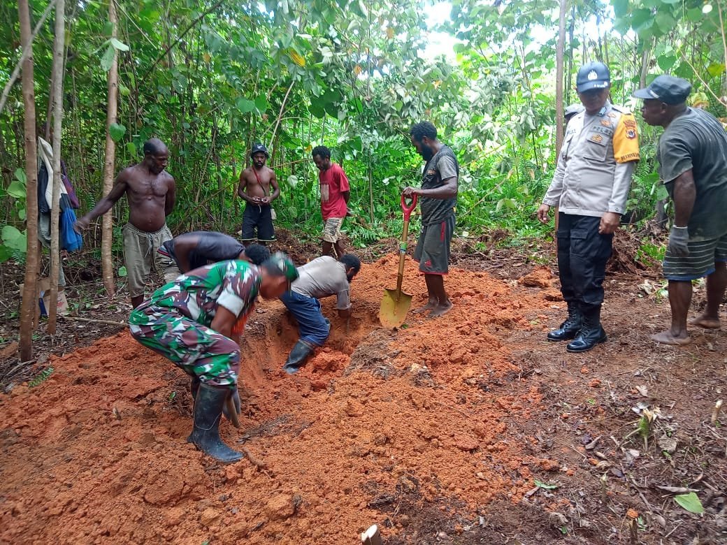 Tingkatkan Kebersamaan, Babinsa Koramil 1705-07/Siriwo Bantu Warga Binaan dalam Pembuatan Septic Tank