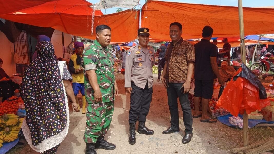 Babinsa Koramil 07/Baranti Serka Anwar Pastikan Kestabilan Harga dan Stok Kebutuhan Pokok di Pasar Sentral Baranti