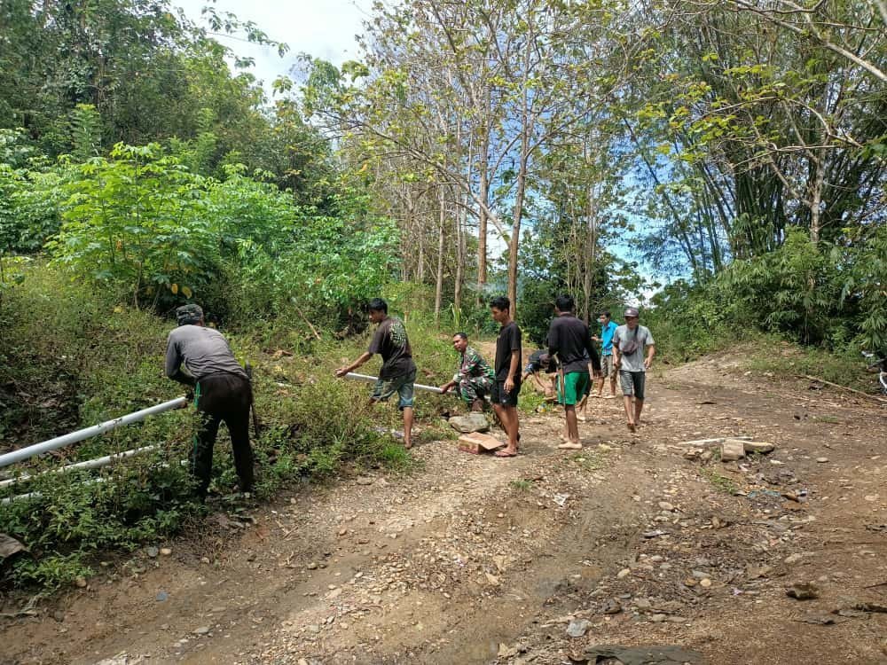 Dan SSK TMMD 126 Kapten Inf Burhanudin Turun Langsung Bantu Warga Sambung Pipa Air di Desa Alaha