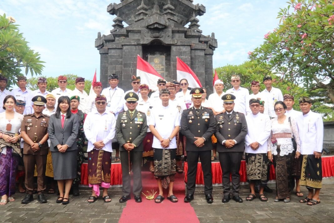 Tugu Pahlawan Semaraloka Jadi Saksi, Dandim Klungkung Ziarah Dan Tabur Bunga Beri Penghormatan Kepada Pahlawan