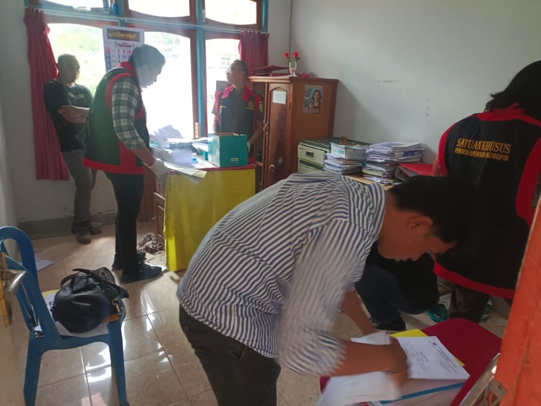 Kejaksaan Negeri TTS Geledah Kantor Desa Supul, Babinsa dan Unit Intel Kodim 1621/TTS Turut Kawal Proses