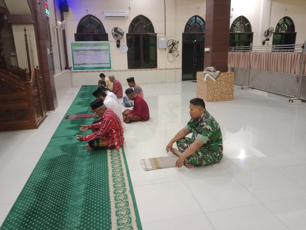 Babinsa Kodim 1420/Sidrap Giat Safari Subuh dan Komsos, Pantau Situasi Wilayah