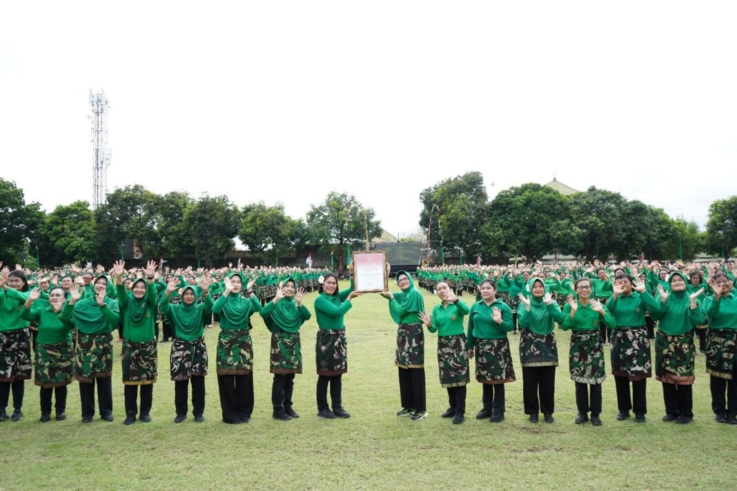 Persit KCK Kodim 1626/Bangli Ikuti Tari Kreasi Dadong Rerod Massal Pecahkan Rekor MURI