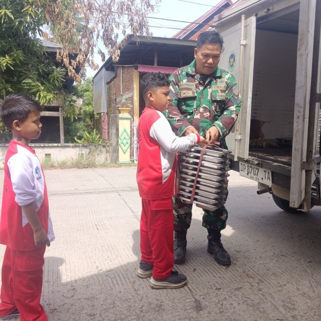 Babinsa Kodim 1420/Sidrap Dampingi Pendistribusian Makanan Bergizi Gratis untuk Masyarakat