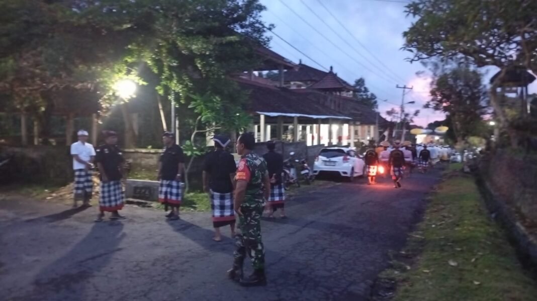Babinsa Desa Bangbang Kawal Prosesi Upacara Dewa Yadnya di Wilayah Binaan