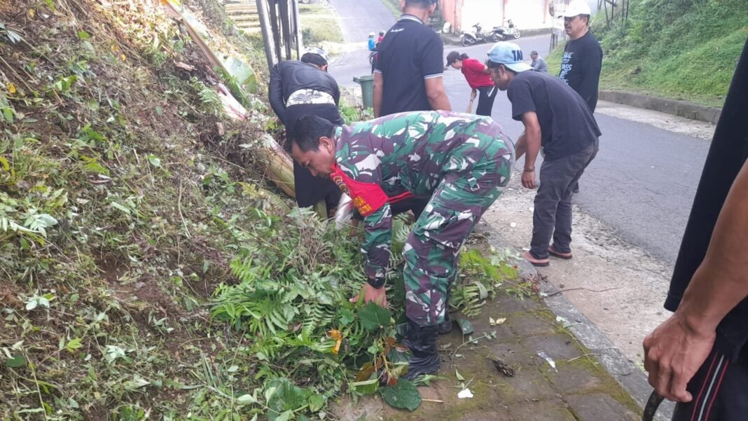 Babinsa Jehem Bersama Warga Gelar Aksi Bersih Jalan, Wujud Kepedulian Terhadap Lingkungan