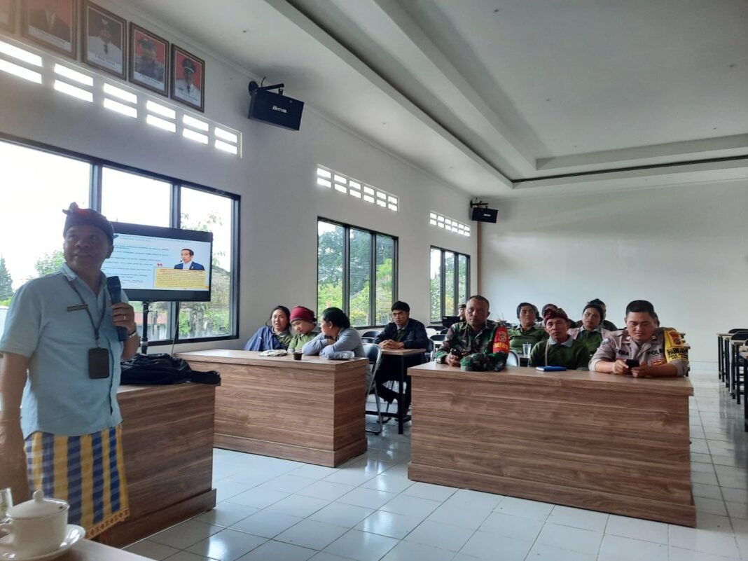Babinsa Pengotan Hadiri Pelatihan Tim Penurunan Stunting di Aula Kantor Desa Pengotan