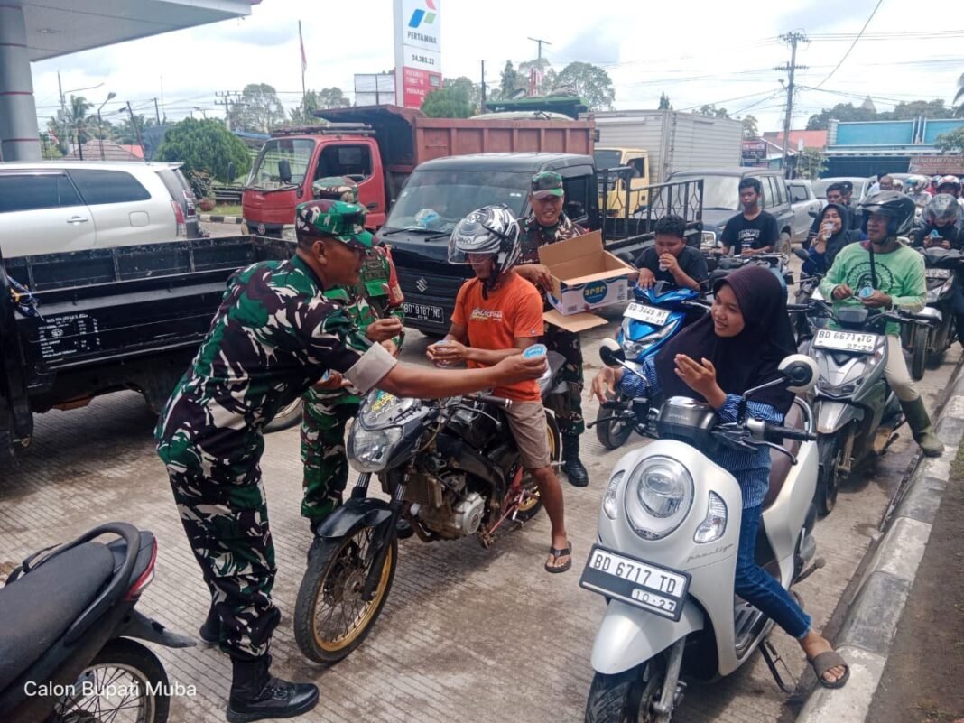 Wujud Kepedulian Kodim 0428/MukoMuko, Berbagi Minuman Suasana Antrian BBM di SPBU Bandar Ratu MukoMuko, Bikin Suasana Jadi Segar