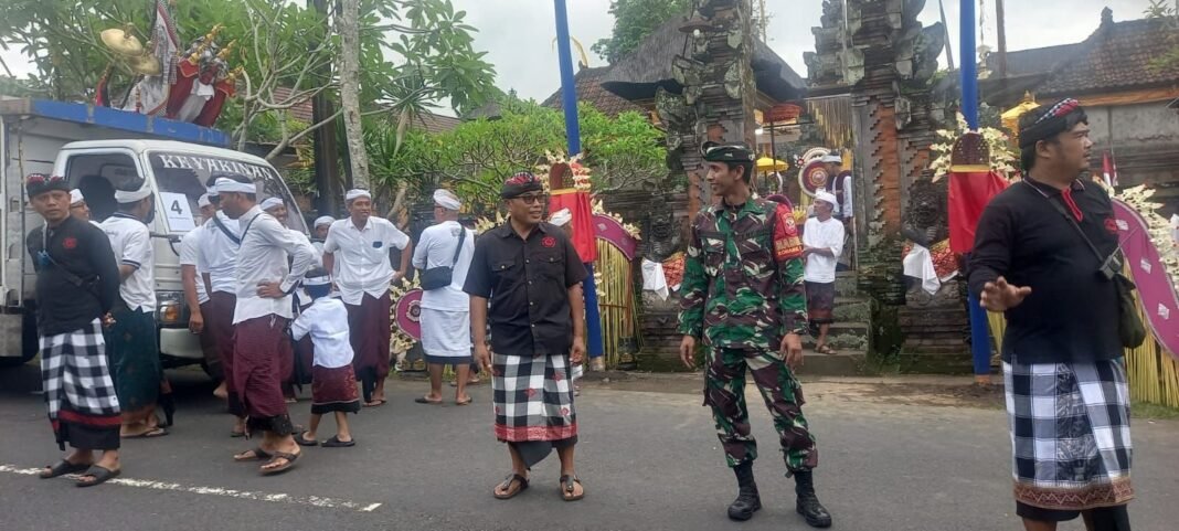 Babinsa Kawal Prosesi Melasti Ida Bhatara Pura Penataran Sima Siladan, Pastikan Kegiatan Berjalan Aman