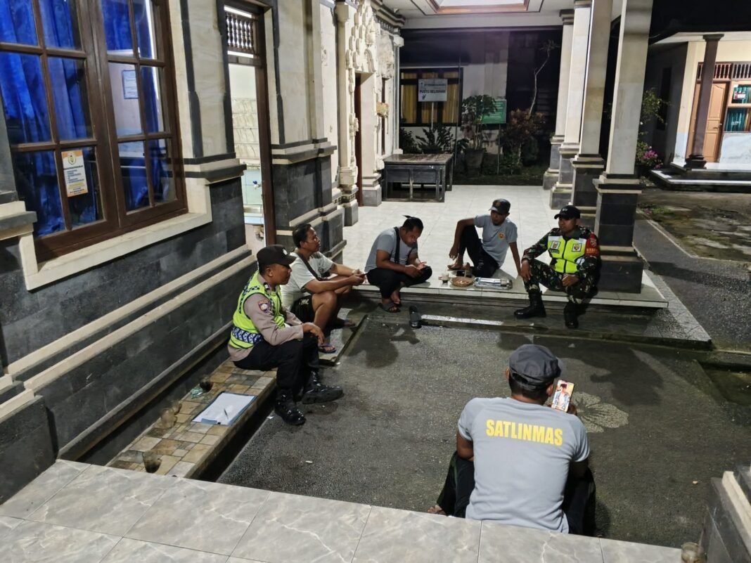 Babinsa Selisihan; Tonda Malam Optimalkan Siskamling Dan Bangun Kesadaran Warga Pentingnya Menjaga Kamtibmas Wilayah