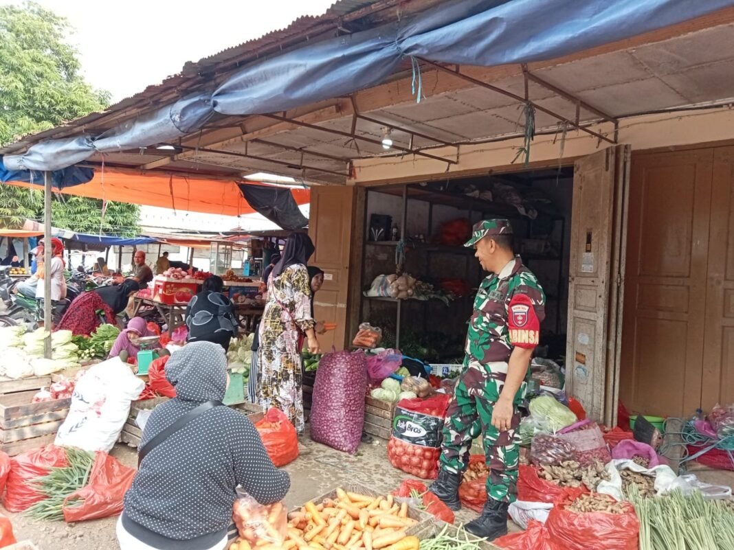 Babinsa Ramil 1420-06/Panca Rijang Pantau Ketersediaan dan Harga Bahan Pokok di Pasar Sentral