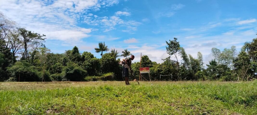 Satgas TMMD ke-126 Kodim 1711/Boven Digoel Bersihkan Lapangan Waropko Jelang Upacara Penutupan