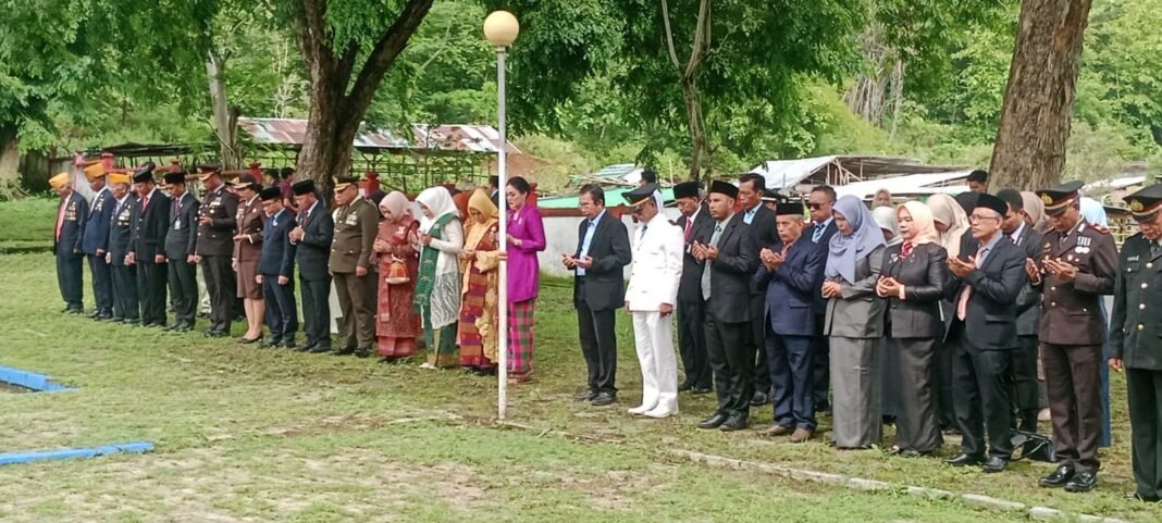 Khidmat dan Penuh Makna, Kasdim 1614/Dompu Bersama Forkopimda Peringati Hari Pahlawan di TMP Dompu