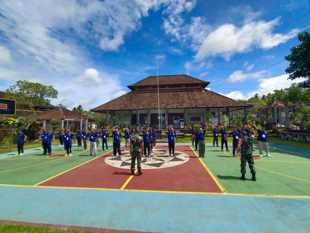 Babinsa Berikan Pelatihan PBB dan Motivasi Kebangsaan kepada Narapidana Narkotika di Rutan Bangli