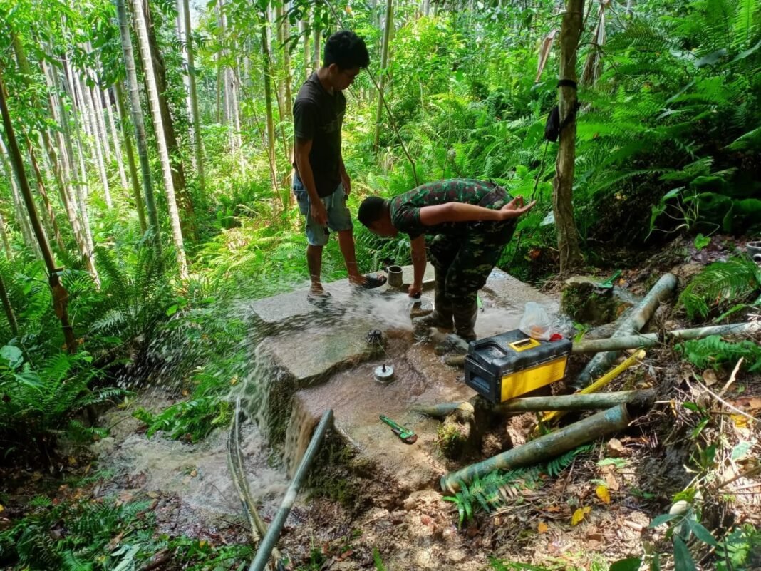 Gotong Royong Babinsa dan Warga Desa Fenun, Pompa Hidram Hidup Lagi Demi Air Bersih