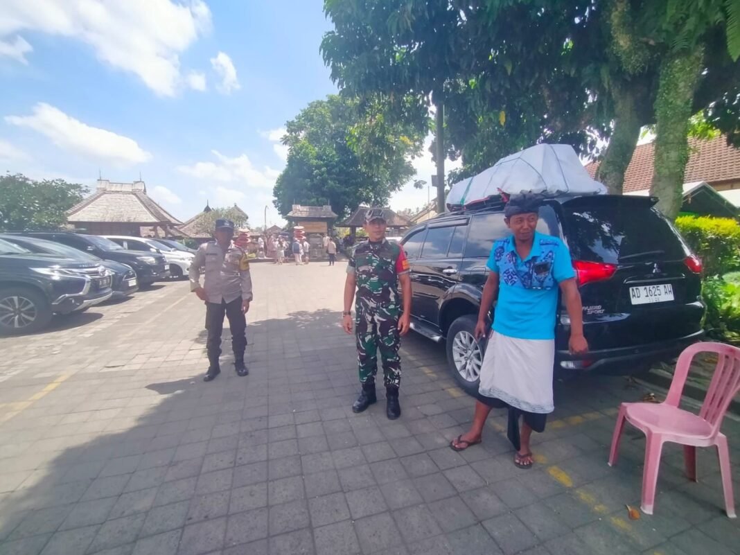Libur Hari Raya Galungan dan Kuningan, Babinsa Kelurahan Kubu Monitoring Keamanan Wisatawan di Desa Wisata Penglipuran