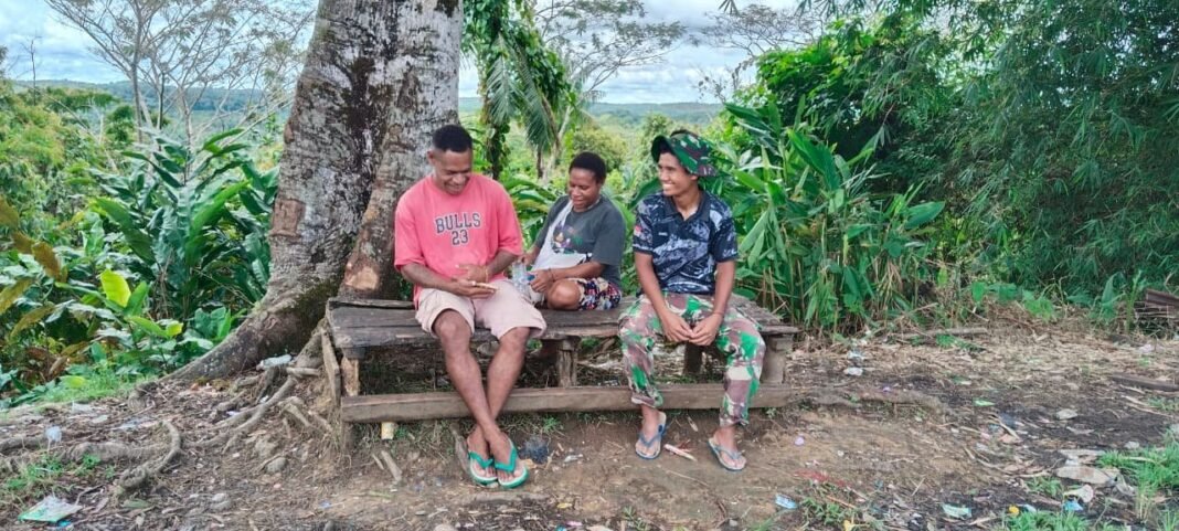 Prada Dafalas Laksanakan Komsos, Bangun Keakraban dengan Warga Waropko Jelang Penutupan TMMD 126