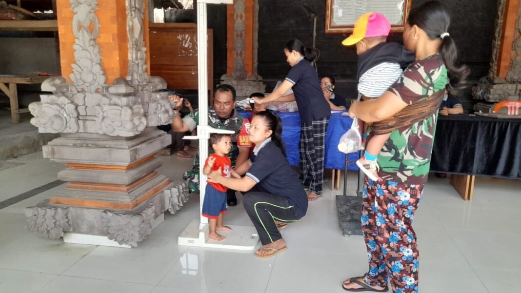 Dukung Tumbuh Kembang Anak, Babinsa Desa Jehem Aktif Dampingi Kegiatan Posyandu Balita di Banjar Dinas Tingkadbatu
