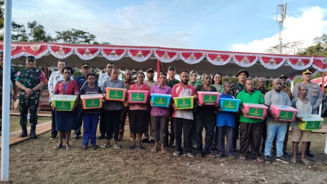 Warga Waropko Sambut Haru Pembagian Bansos dari Pangdam: Bukti Kepedulian TNI lewat TMMD ke-126