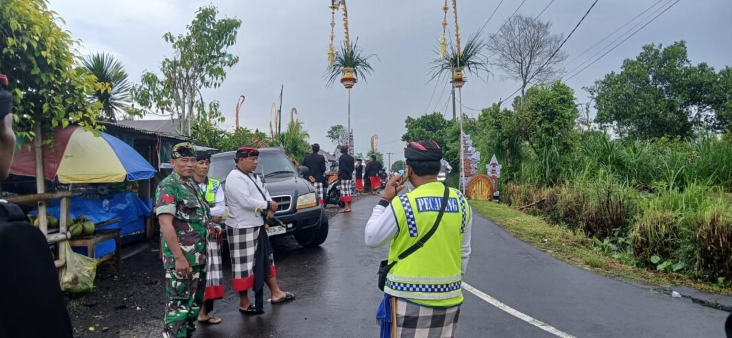 Babinsa dan Pecalang Bersinergi Amankan Kegiatan Wali Ngusaba Purnama Kelima di Desa Bayung Gede